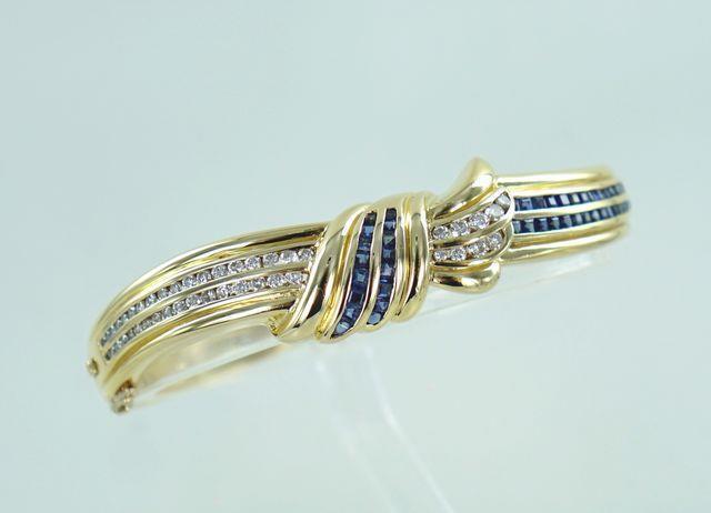 18KT YELLOW GOLD DIAMOND & SAPPHIRE BANGLE 1.00ATW