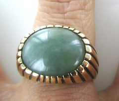 10KT YELLOW GOLD RING JADE OVAL SZ 7.5 WEDDING BAND 8.7 GRAMS